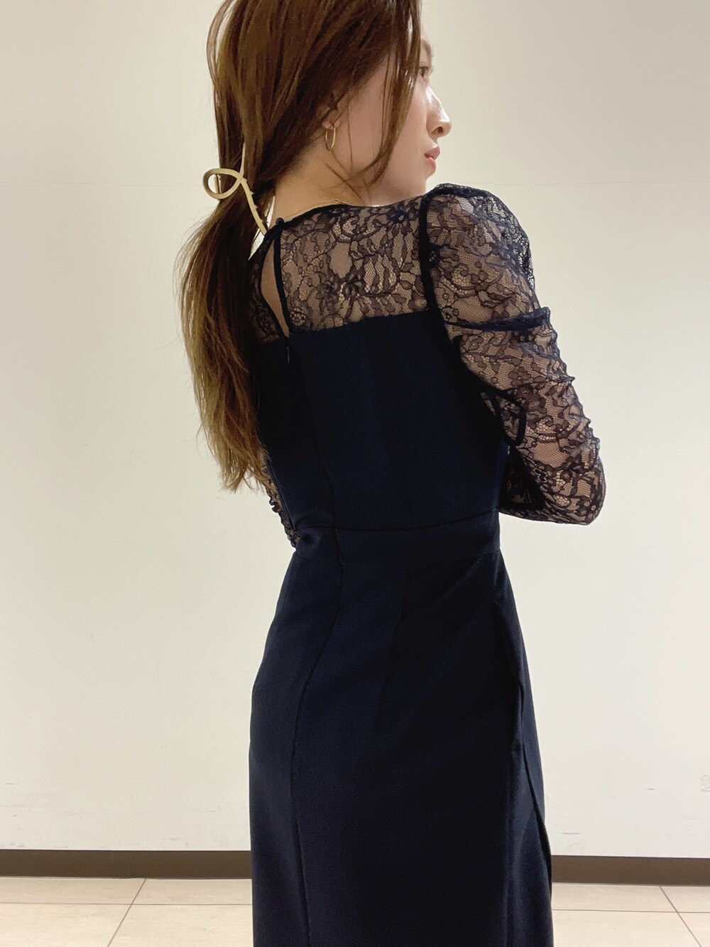 ゴールド系のハンドバッグ、ゴールド系のパンプス、ブルー系のドレスを着用したレディースの夏コーディネートの10枚目の写真