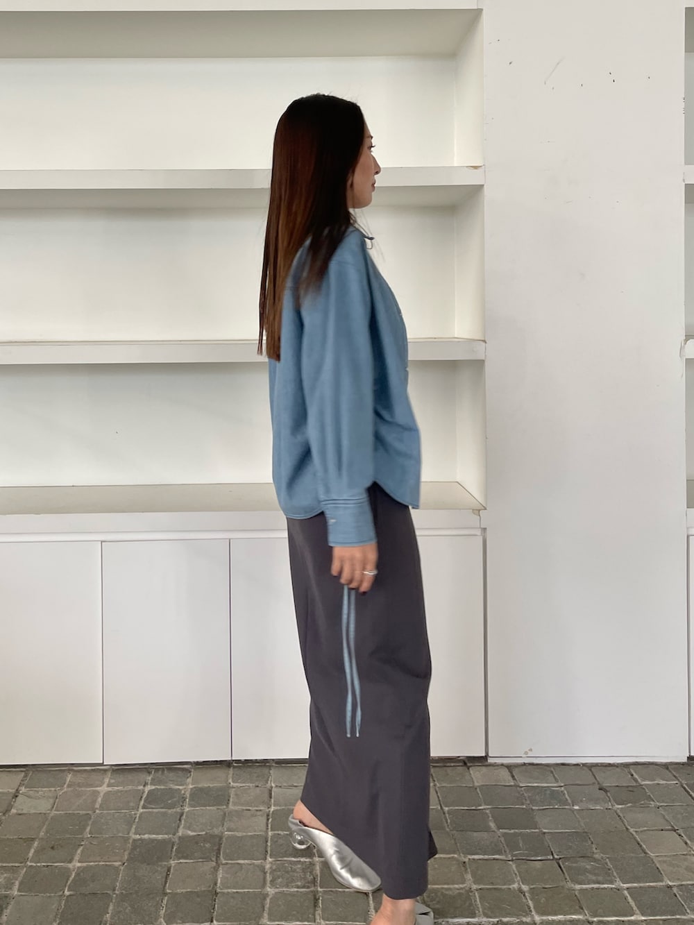 ブルー系のシャツ/ブラウス、グレー系のワンピースを着用したレディースの冬コーディネートの4枚目の写真