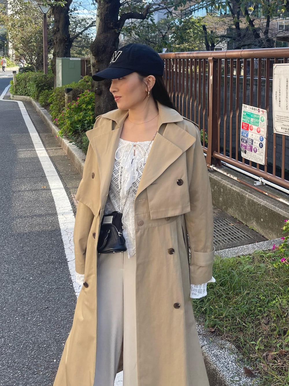 ホワイト系のシャツ/ブラウス、ベージュ系のトレンチコート、ホワイト系のその他パンツを着用したレディースの冬コーディネートの10枚目の写真