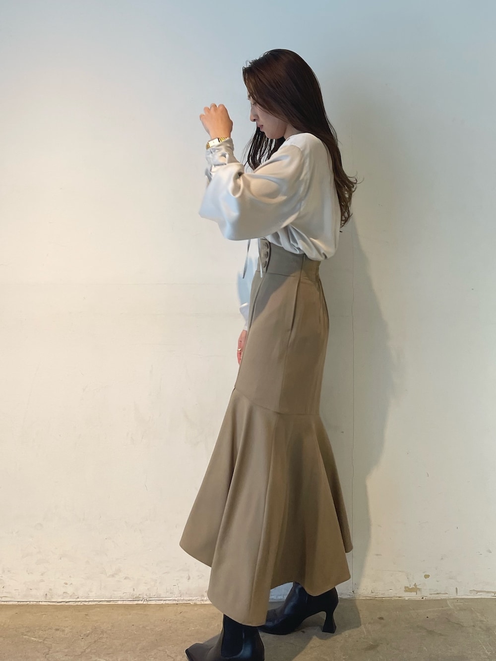 ホワイト系のシャツ/ブラウス、ベージュ系のスカートを着用したレディースの冬コーディネートの4枚目の写真