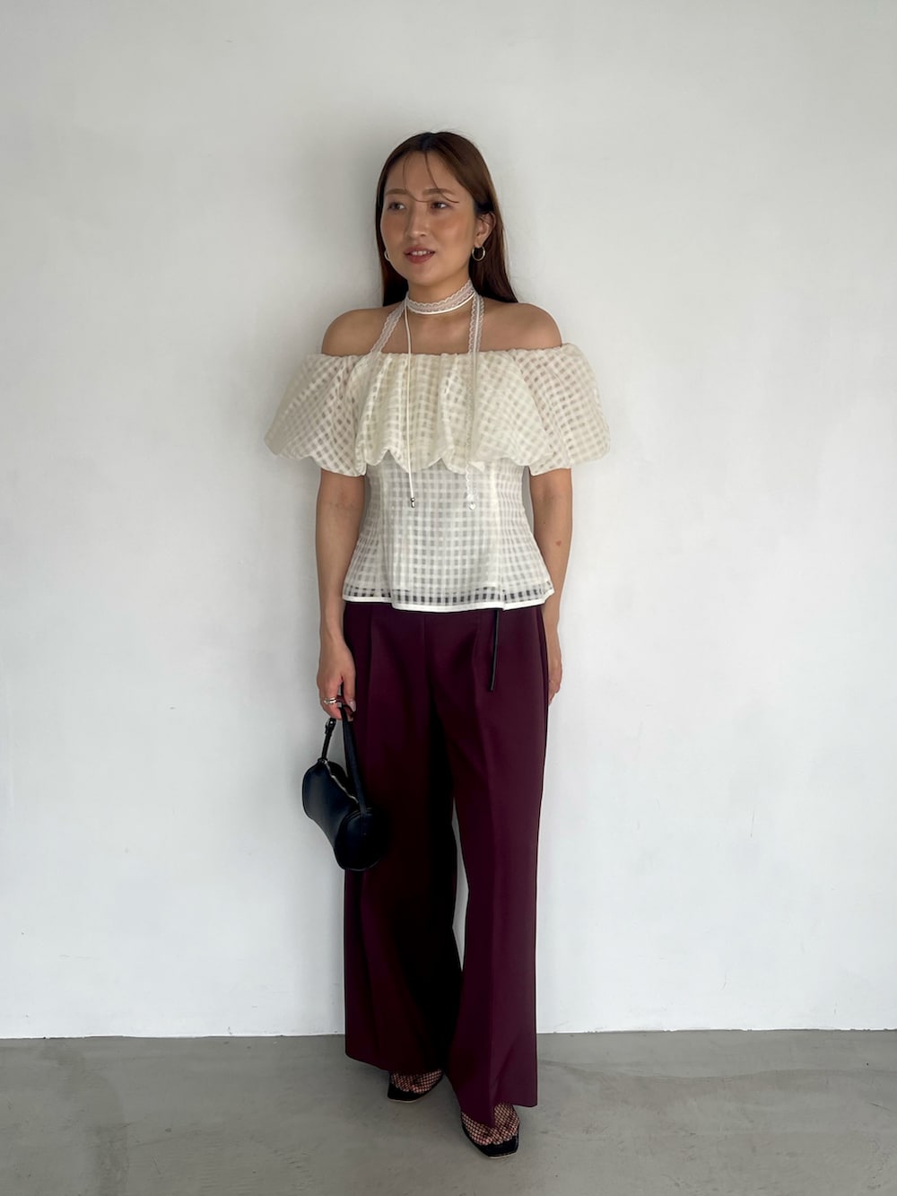 レッド系のその他パンツ、ホワイト系のシャツ/ブラウス、ホワイト系のチョーカーを着用したレディースの夏コーディネートの6枚目の写真