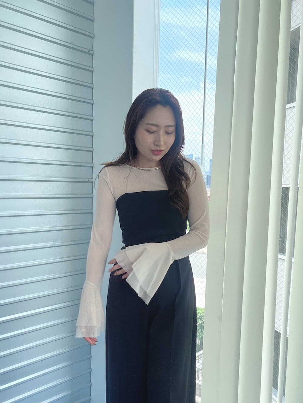 ゴールド系のパンプス、ブラック系のパンツドレス、ホワイト系のTシャツ/カットソーを着用したレディースの夏コーディネートの5枚目の写真