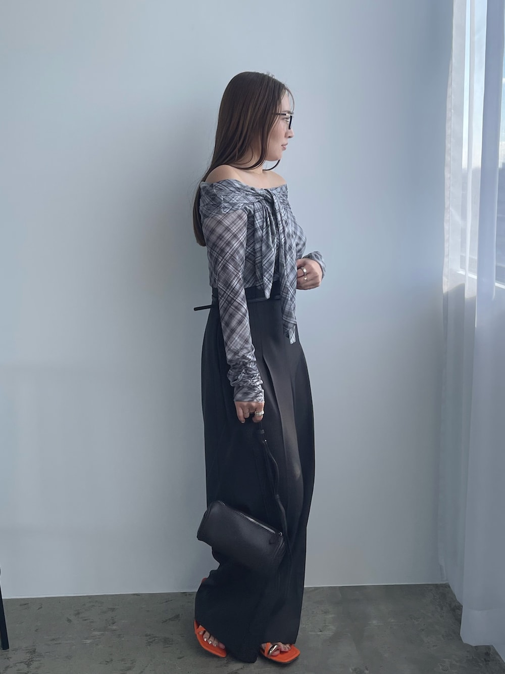 グレー系のシャツ/ブラウス、グレー系のその他パンツを着用したレディースの冬コーディネートの4枚目の写真