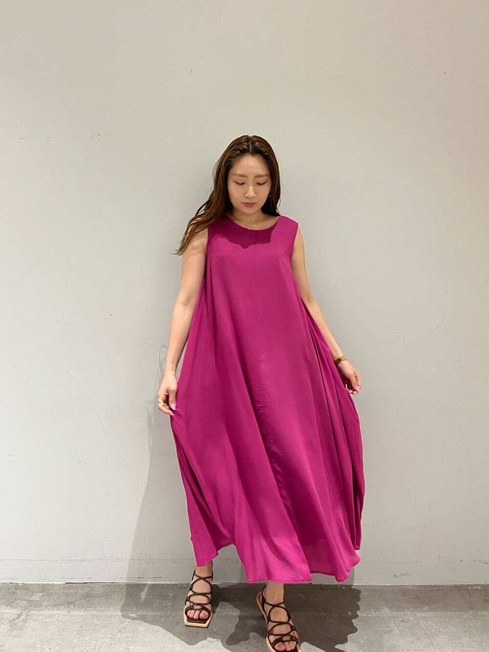 パープル系のワンピース、ブラウン系のサンダルを着用したレディースの夏コーディネートの3枚目の写真