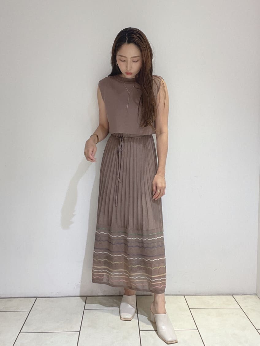 ホワイト系のサンダル、ブラウン系のワンピースを着用したレディースの夏コーディネートの6枚目の写真