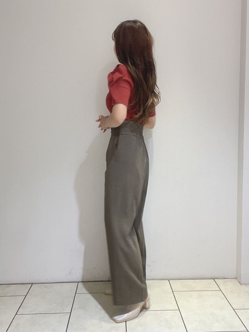 ホワイト系のサンダル、ブラウン系のその他パンツ、オレンジ系のニット/セーターを着用したレディースの夏コーディネートの9枚目の写真