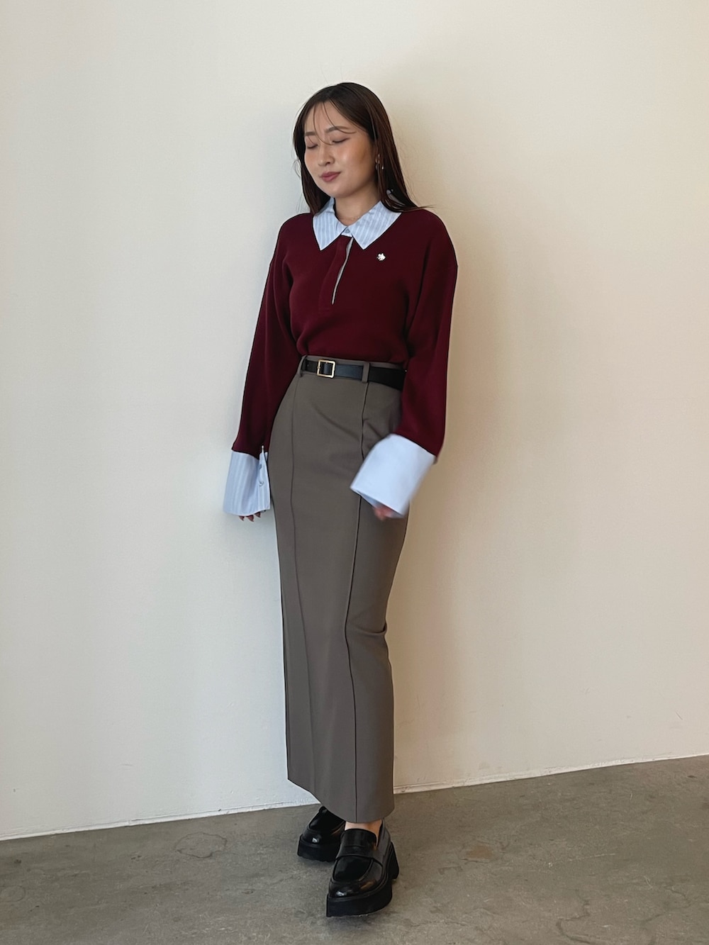 グレー系のスカート、レッド系のニット/セーターを着用したレディースの夏コーディネートの4枚目の写真