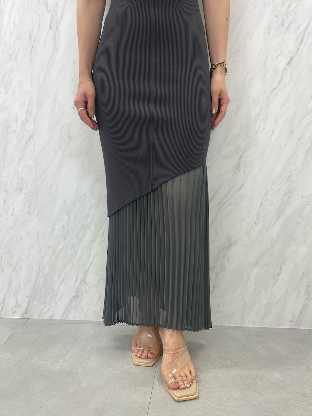 グレー系のワンピースを着用したレディースの夏コーディネートの7枚目の写真