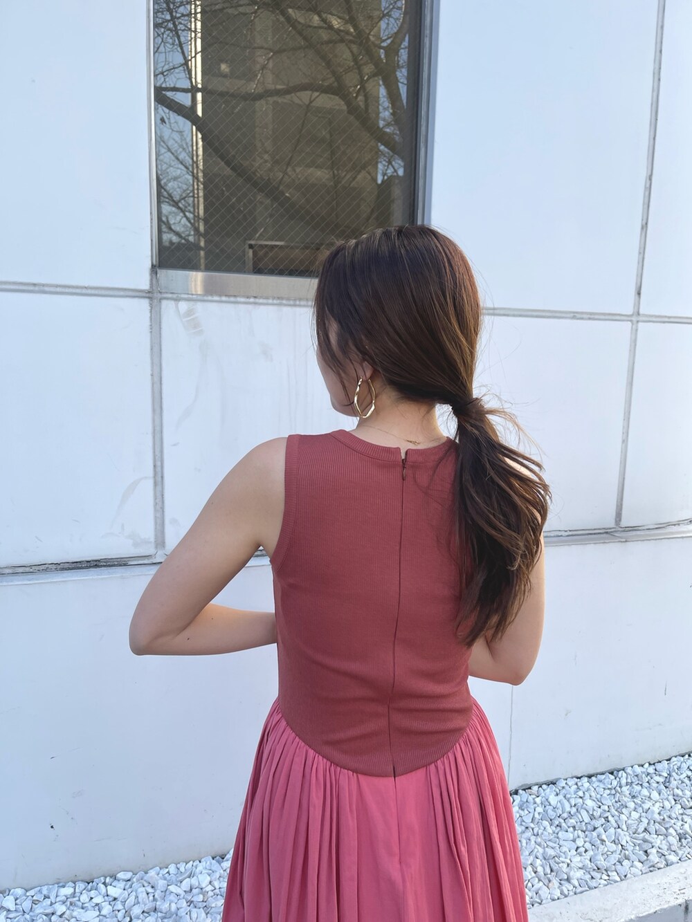 ブラック系のサンダル、ピンク系のワンピースを着用したレディースの春コーディネートの7枚目の写真