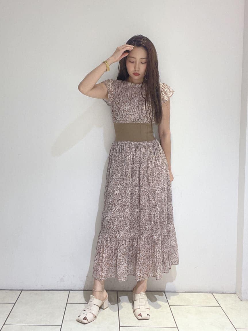 ホワイト系のサンダル、ベージュ系のワンピースを着用したレディースの夏コーディネートの3枚目の写真