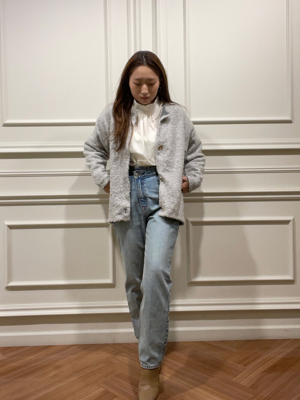 ベージュ系のブーツ、グレー系のカーディガン/ボレロ、ブルー系のデニムパンツを着用したレディースの秋コーディネートの4枚目の写真