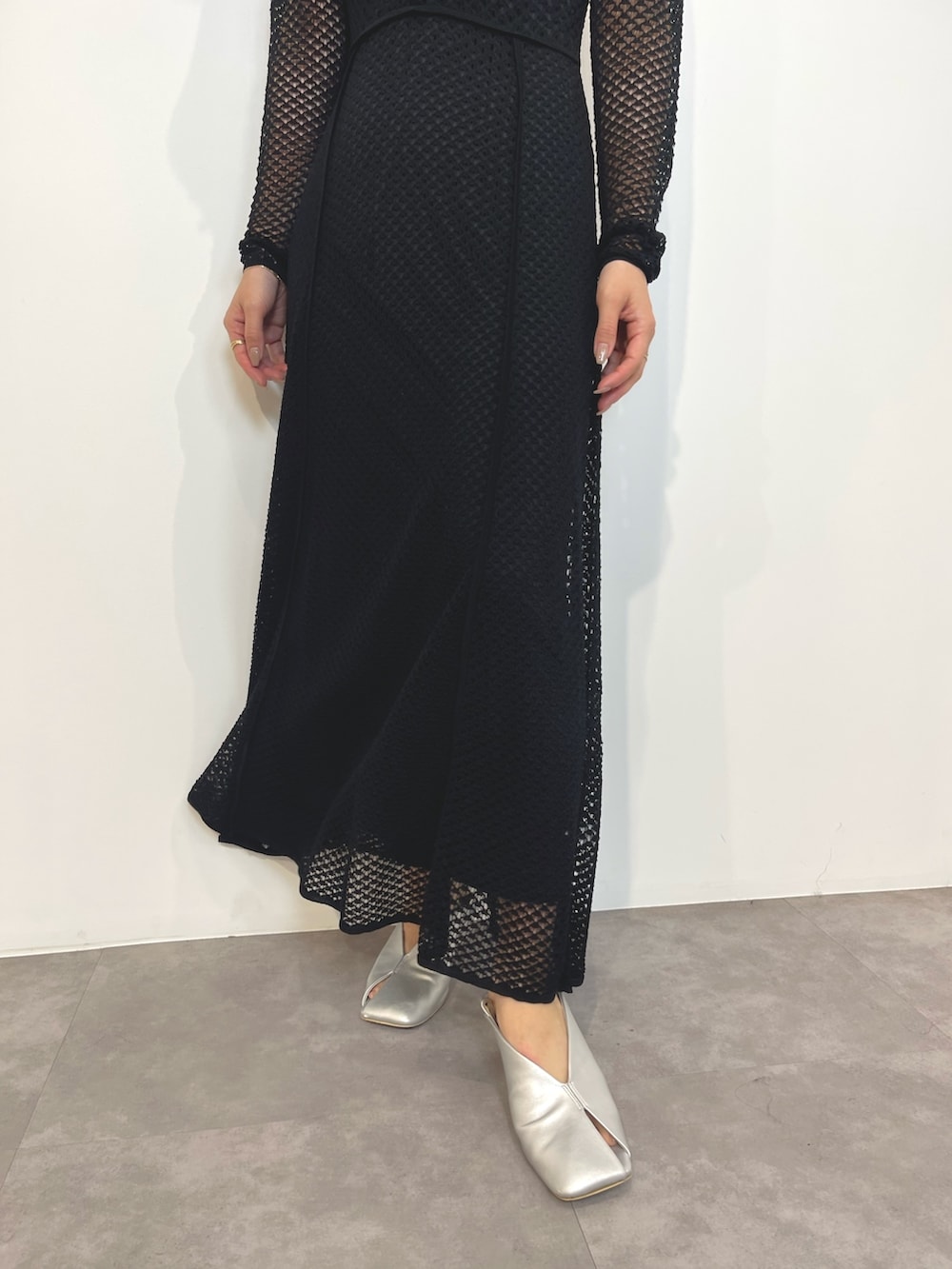 ブラック系のワンピース、シルバー系のパンプスを着用したレディースの春コーディネートの10枚目の写真