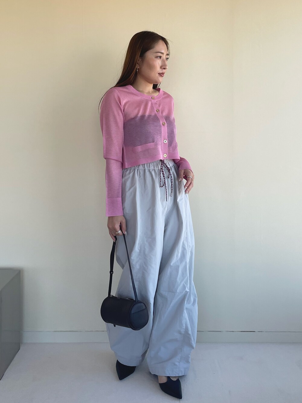 ピンク系のカーディガン/ボレロ、ベージュ系のその他パンツ、ブラック系のパンプスを着用したレディースの冬コーディネートの3枚目の写真