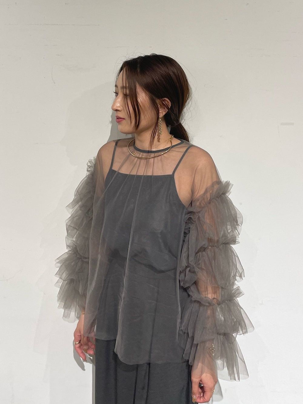 ブラック系のパンプス、グレー系のシャツ/ブラウス、グレー系のドレスを着用したレディースの秋コーディネートの8枚目の写真