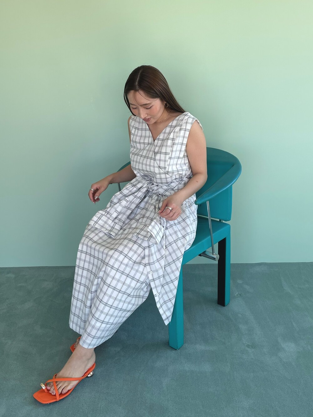 ホワイト系のワンピース、オレンジ系のサンダルを着用したレディースの春コーディネートの10枚目の写真