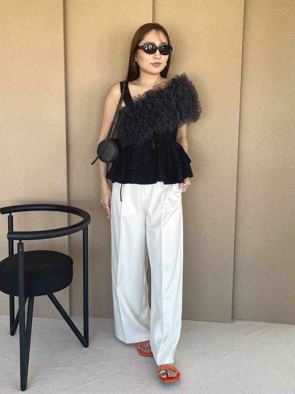 ブラック系のキャミソール、グレー系のドレス、オレンジ系のサンダルを着用したレディースの春コーディネートの4枚目の写真