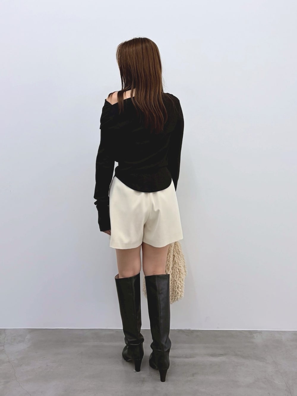 ホワイト系のその他パンツ、ブラック系のTシャツ/カットソーを着用したレディースの秋コーディネートの3枚目の写真