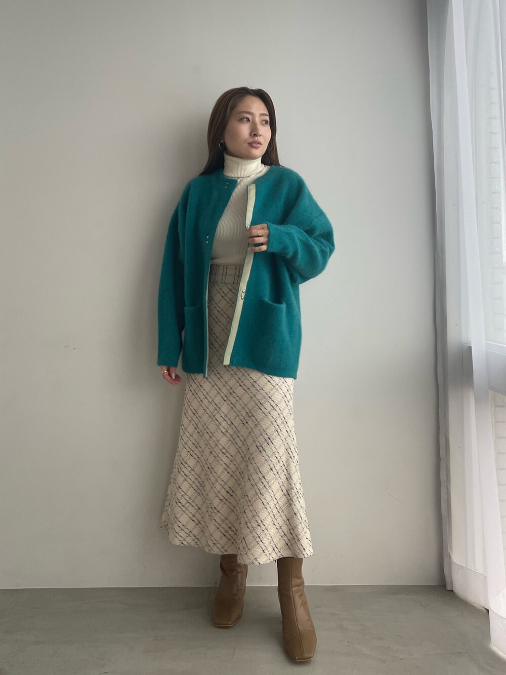 ベージュ系のブーツ、ブルー系のカーディガン/ボレロ、その他のスカートを着用したレディースの夏コーディネートの2枚目の写真