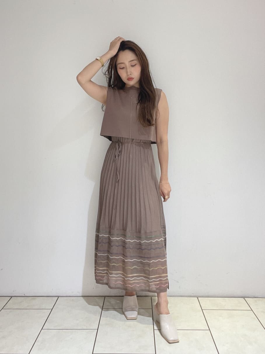 ホワイト系のサンダル、ブラウン系のワンピースを着用したレディースの夏コーディネートの4枚目の写真