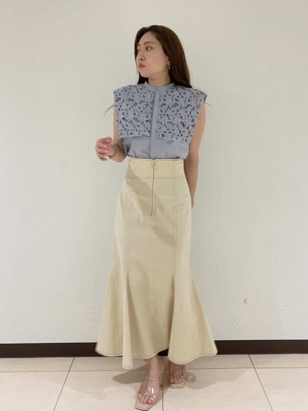 ホワイト系のスカート、その他のサンダル、ブルー系のシャツ/ブラウスを着用したレディースの春コーディネートの4枚目の写真