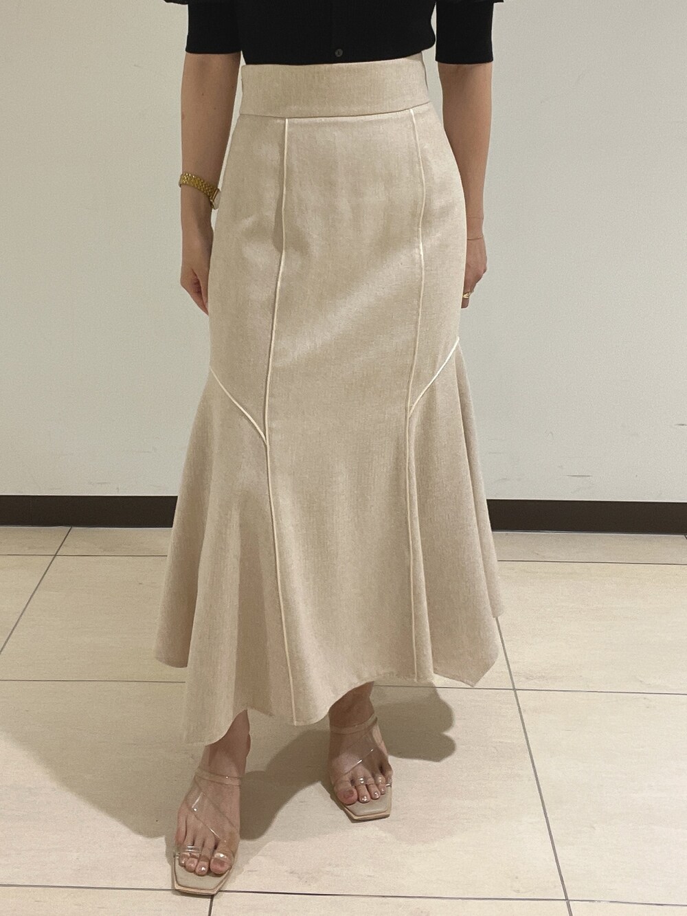 ブラック系のニット/セーター、ホワイト系のスカートを着用したレディースの夏コーディネートの9枚目の写真