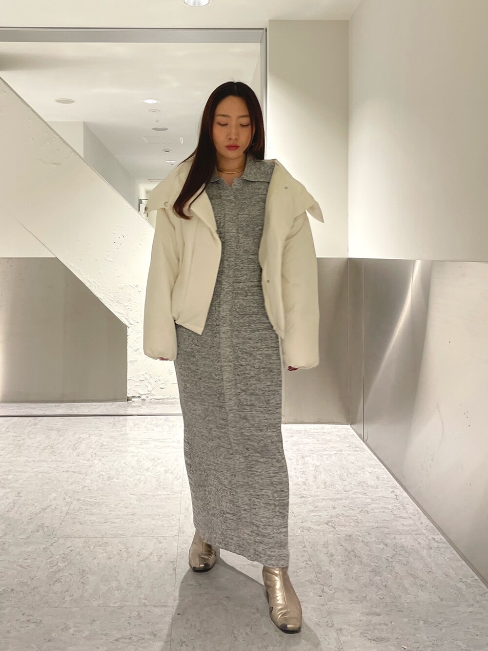 グレー系のワンピース、ホワイト系のダウンジャケット/コートを着用したレディースの冬コーディネートの7枚目の写真