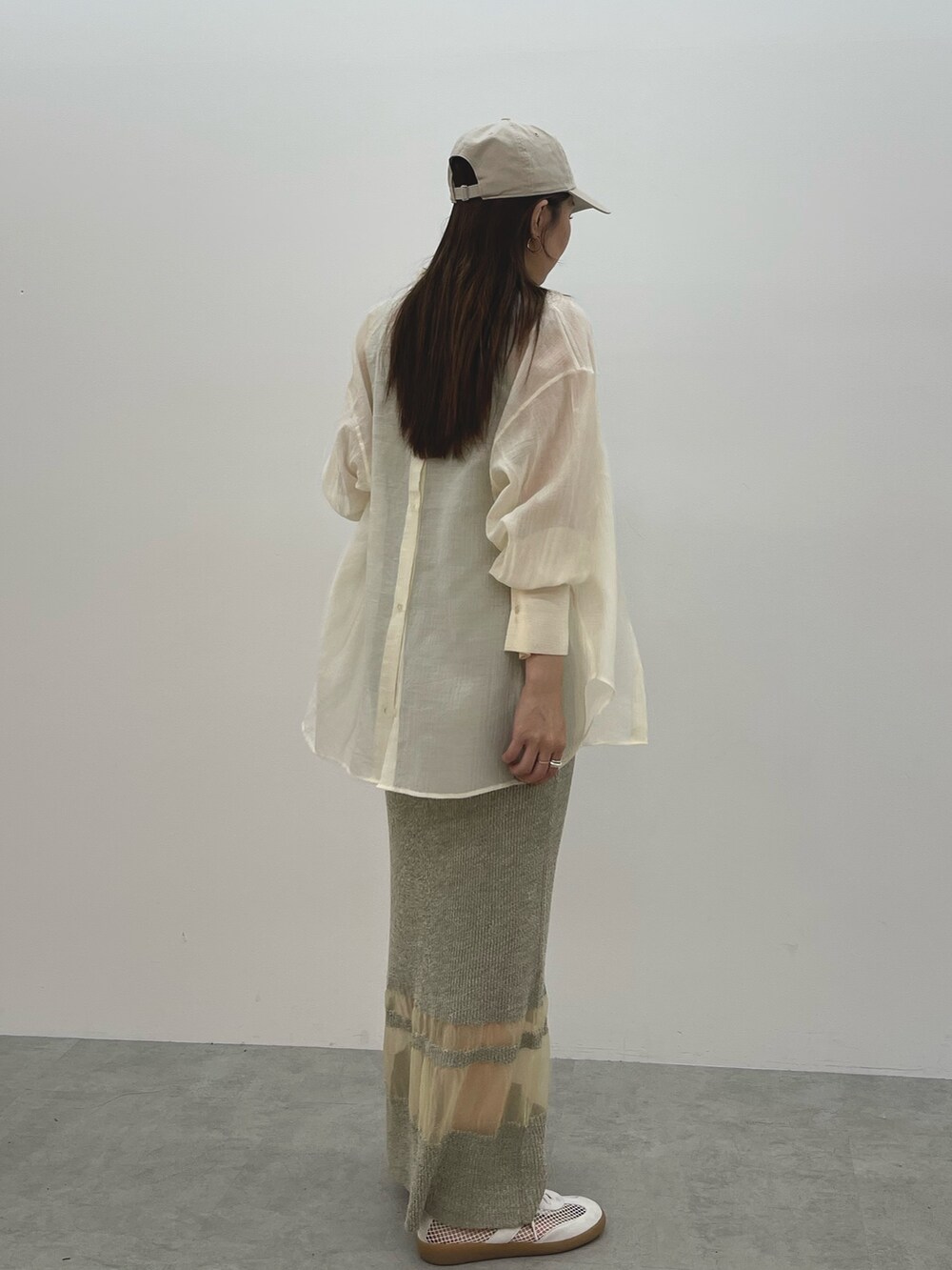 ベージュ系のワンピース、ホワイト系のスニーカー、ホワイト系のシャツ/ブラウスを着用したレディースの春コーディネートの7枚目の写真