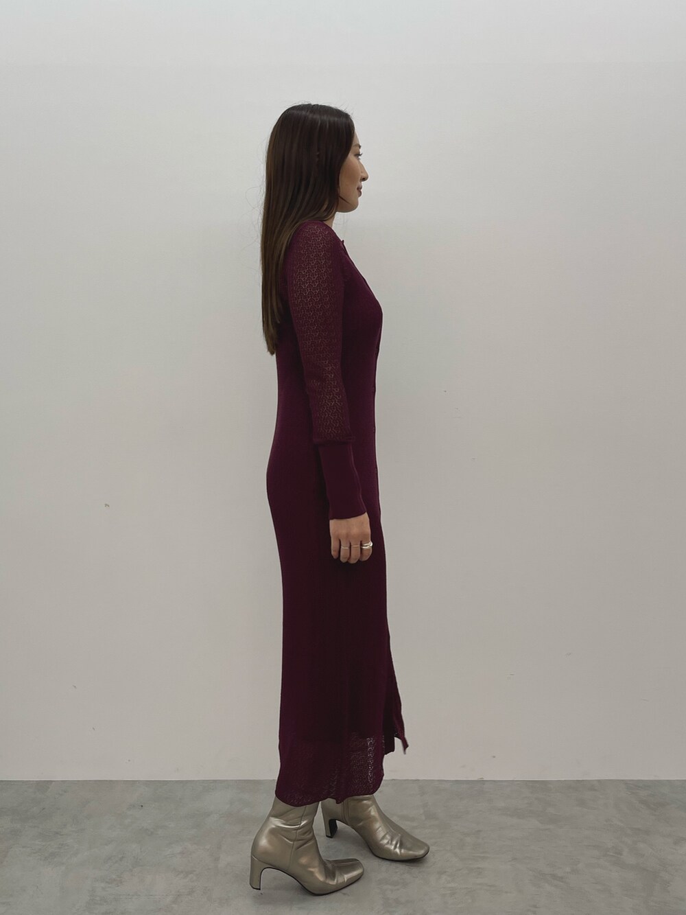 シルバー系のブーツ、パープル系のワンピースを着用したレディースの秋コーディネートの4枚目の写真