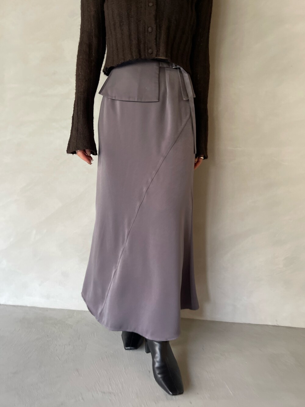 ブラック系のブーツ、グレー系のスカート、ブラウン系のニット/セーターを着用したレディースの夏コーディネートの7枚目の写真