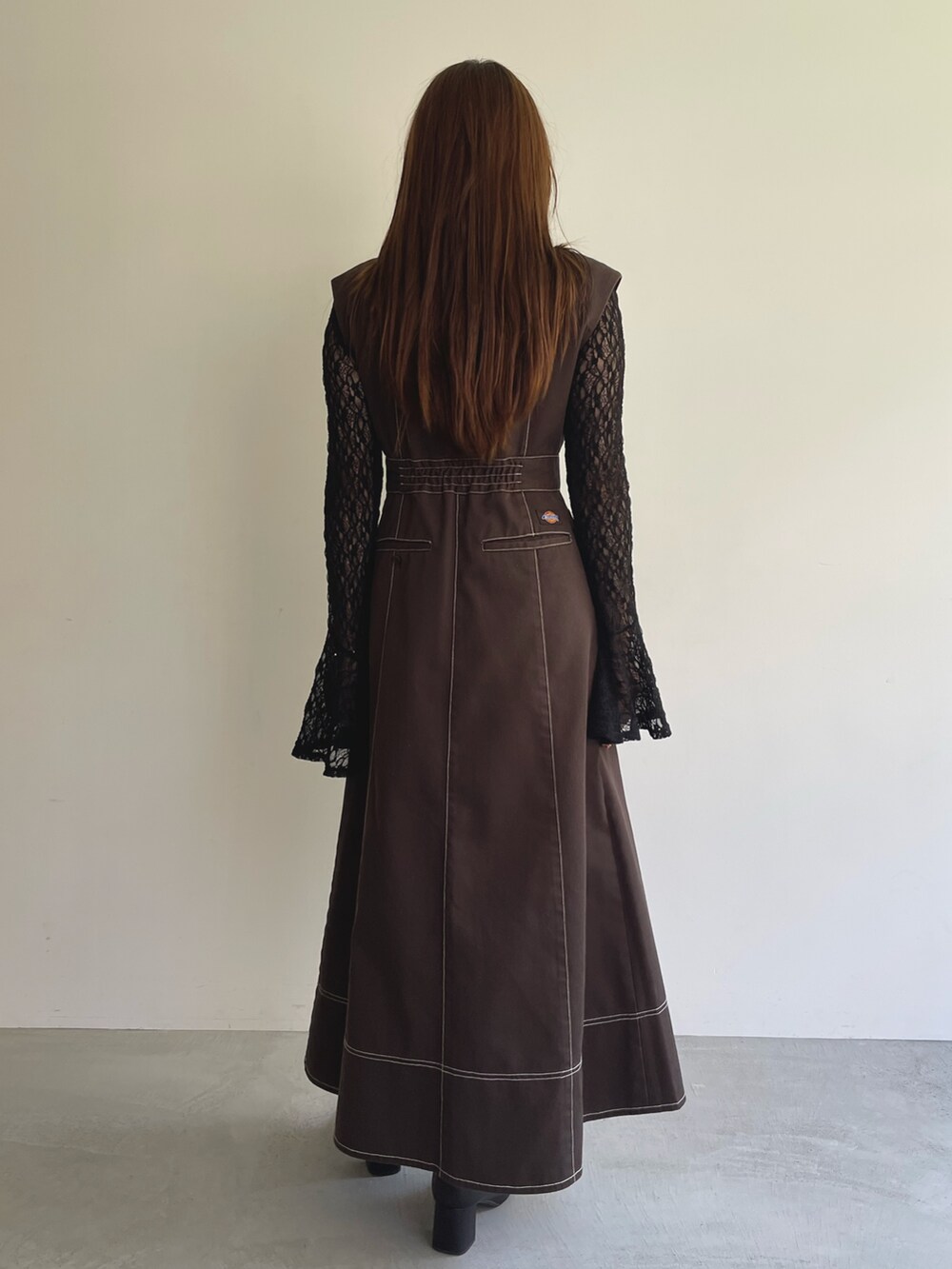 ブラック系のシャツ/ブラウス、ブラウン系のジャンパースカートを着用したレディースの夏コーディネートの5枚目の写真