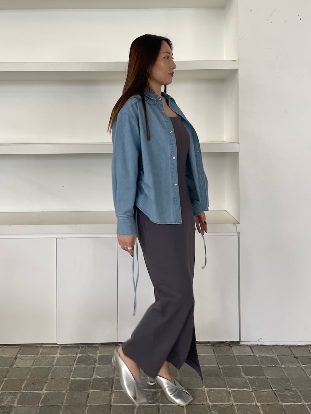 ブルー系のシャツ/ブラウス、グレー系のワンピースを着用したレディースの冬コーディネートの3枚目の写真