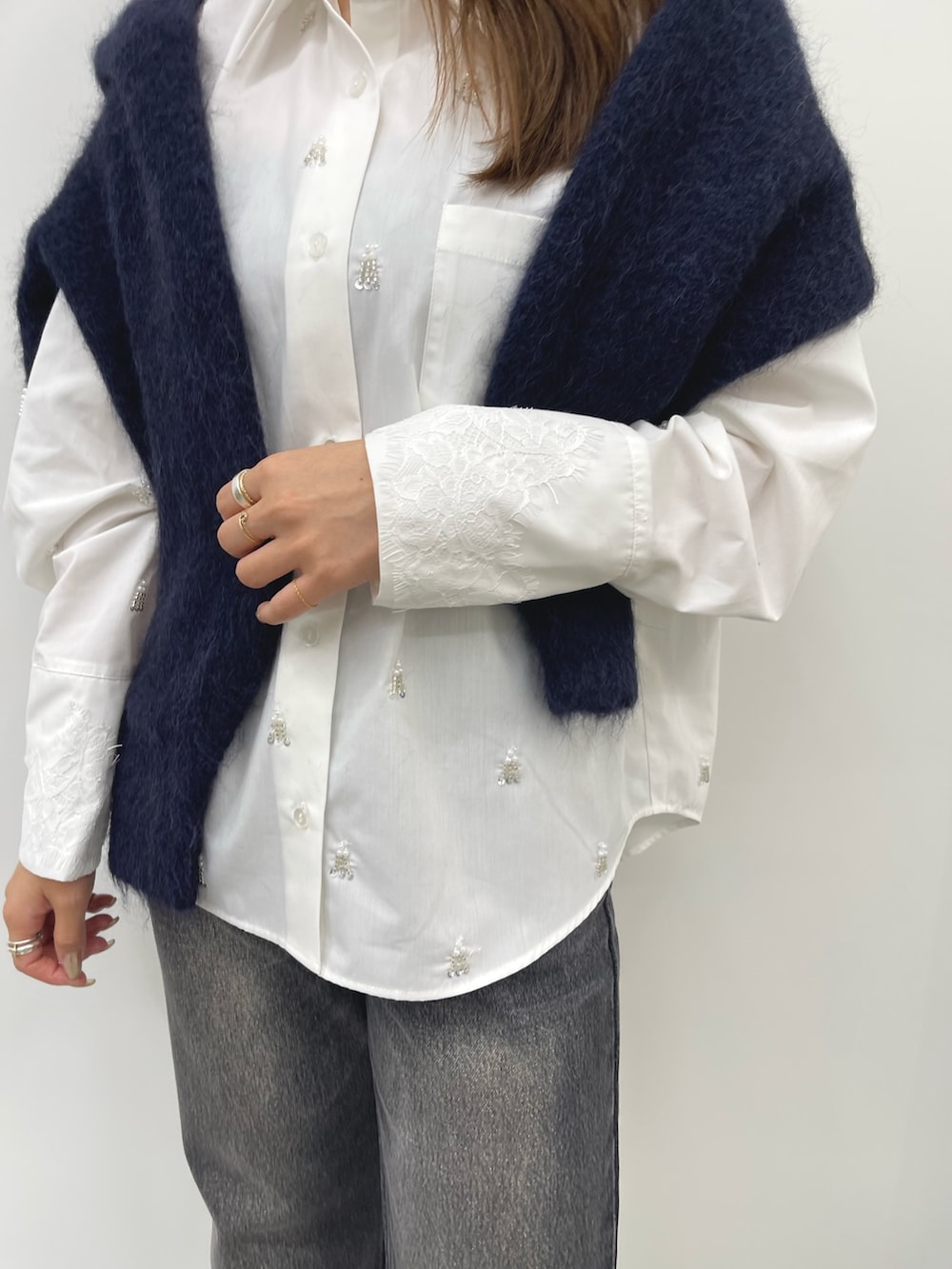 グレー系のデニムパンツ、ホワイト系のシャツ/ブラウス、ブルー系のカーディガン/ボレロを着用したレディースの秋コーディネートの8枚目の写真