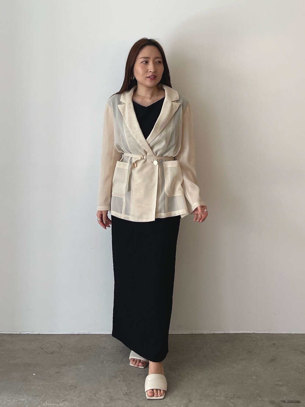 ホワイト系のサンダル、ブラック系のスカート、ブラック系のTシャツ/カットソーを着用したレディースの春コーディネートの8枚目の写真