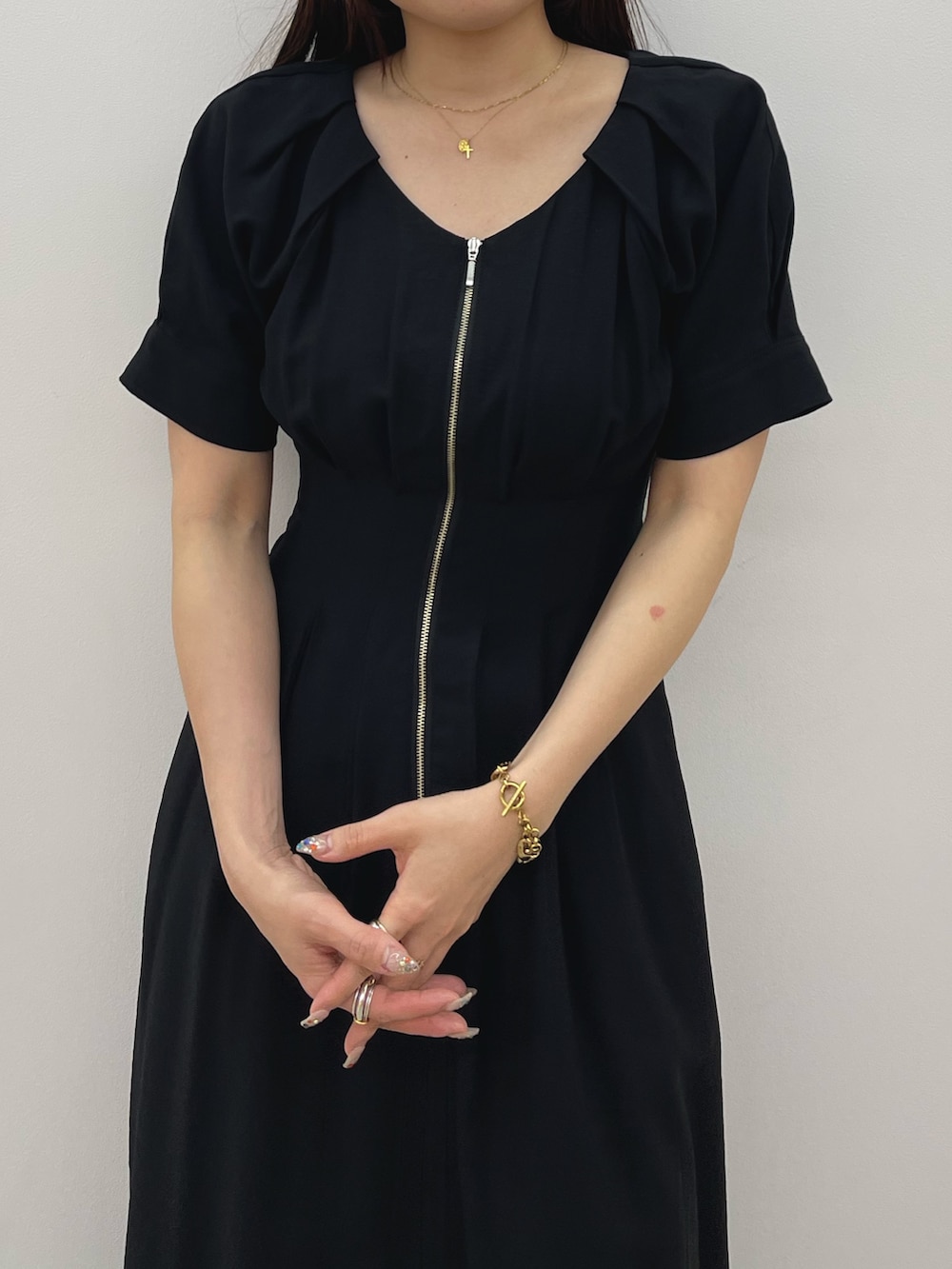 ホワイト系のトレンチコート、ブラック系のワンピース、ホワイト系のサンダルを着用したレディースの春コーディネートの10枚目の写真