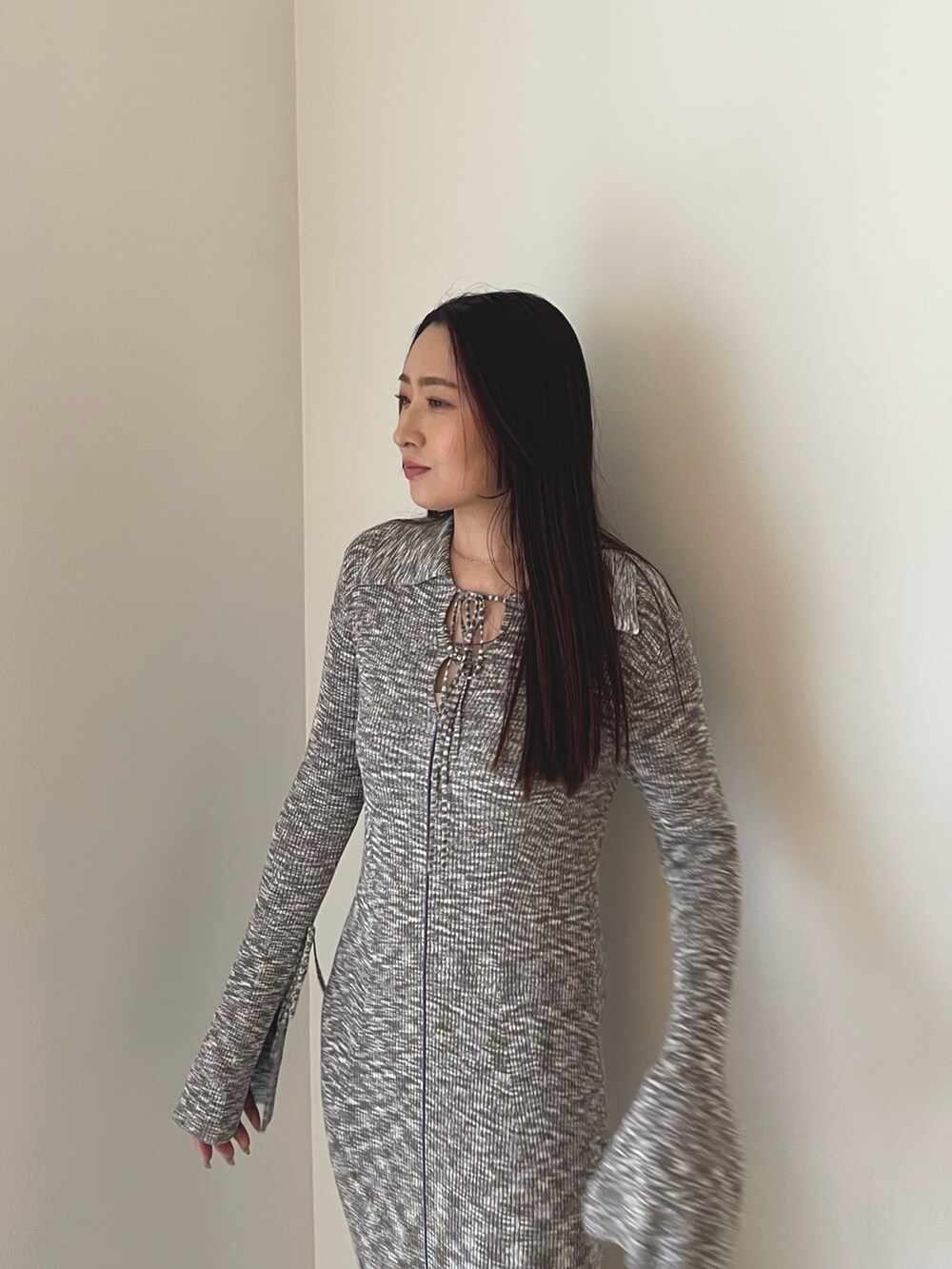 ホワイト系のサンダル、グリーン系のワンピースを着用したレディースの冬コーディネートの5枚目の写真