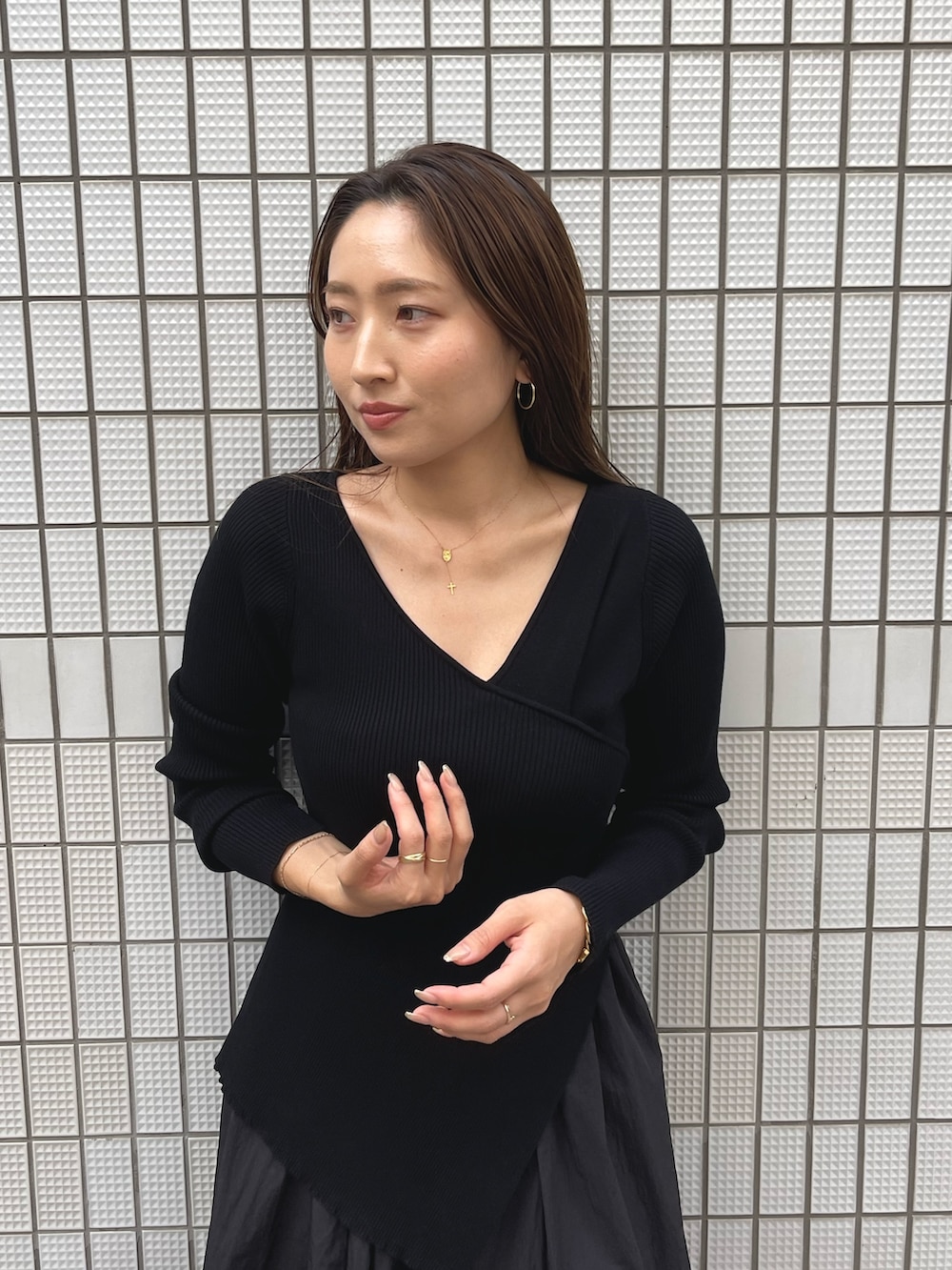 ブラック系のワンピースを着用したレディースの冬コーディネートの7枚目の写真