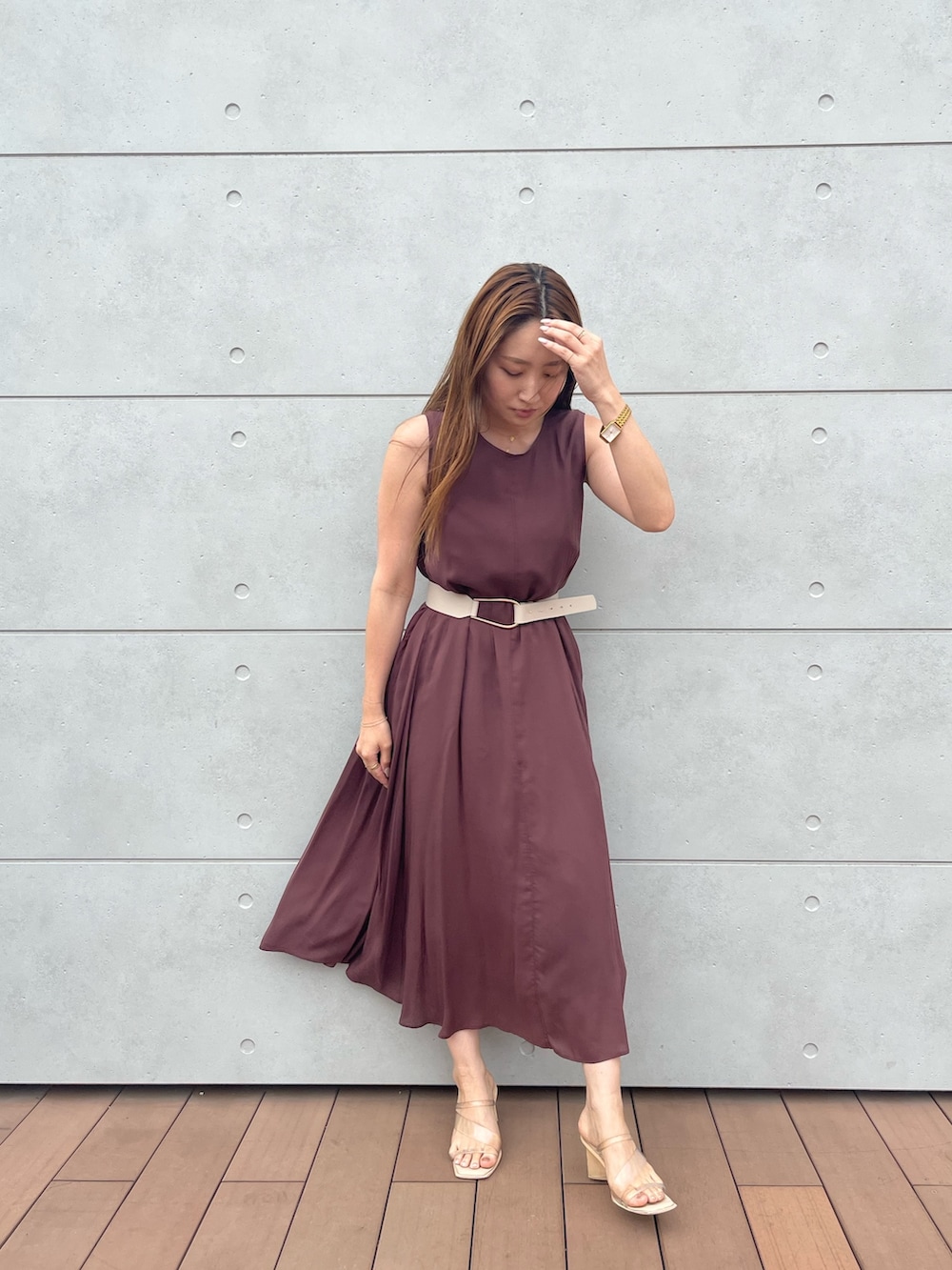 その他のサンダル、ブラウン系のワンピース、ホワイト系のベルトを着用したレディースの夏コーディネートの6枚目の写真