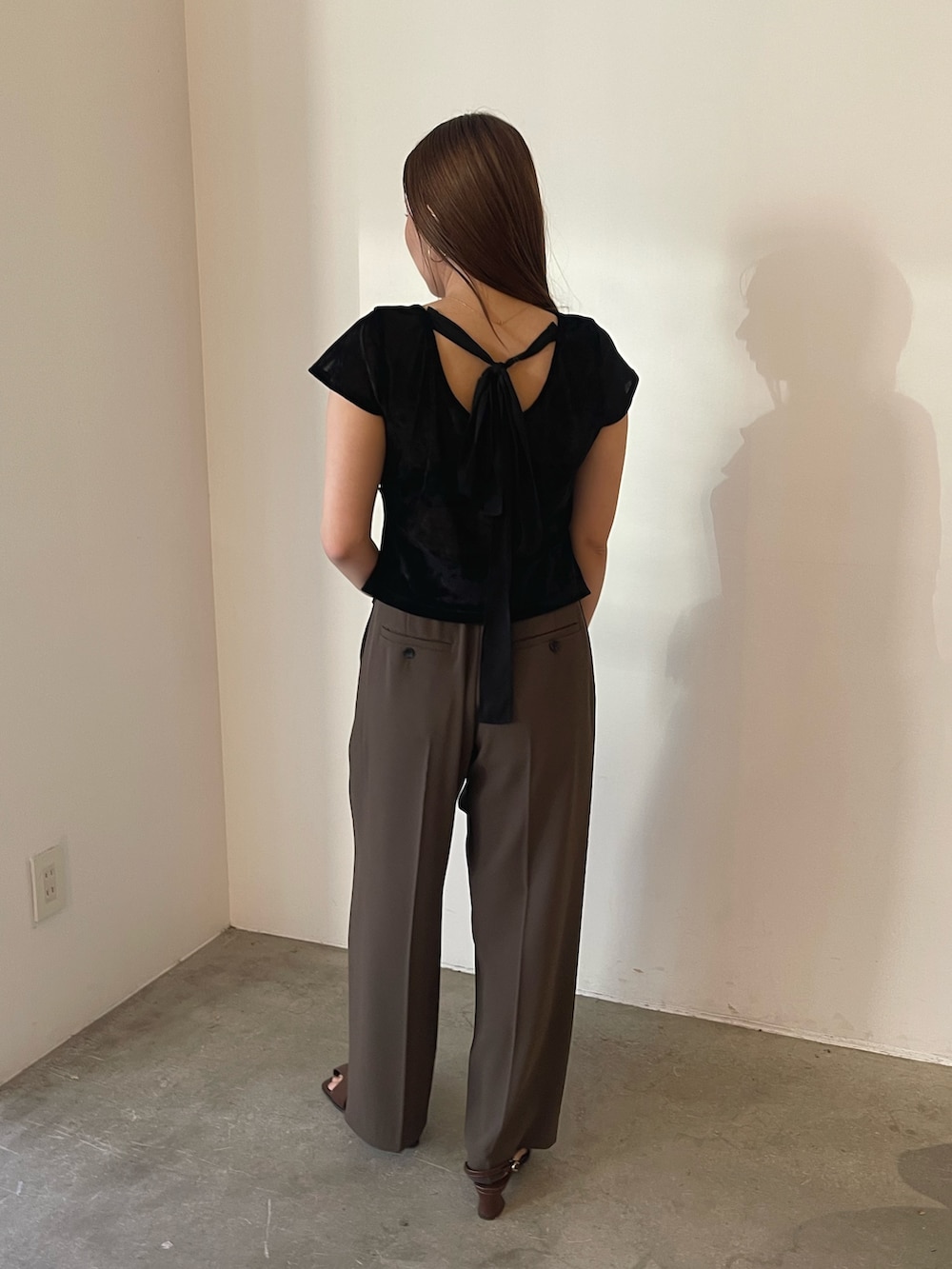 ブラウン系のその他パンツ、ブラック系のTシャツ/カットソーを着用したレディースの夏コーディネートの5枚目の写真