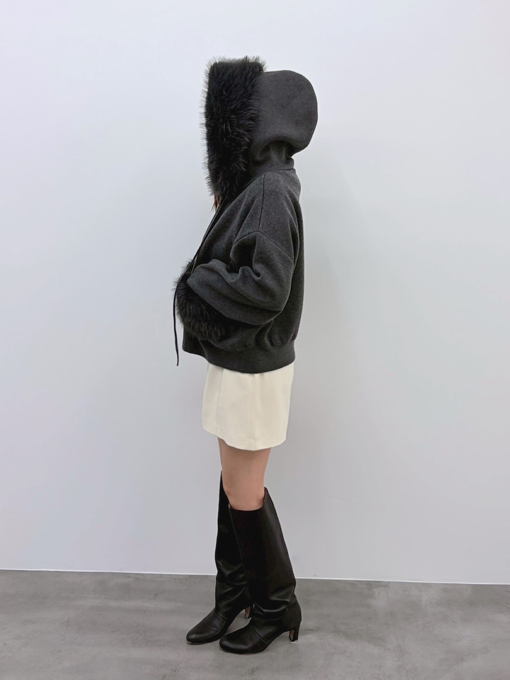 ホワイト系のその他パンツ、ブラック系のTシャツ/カットソー、グレー系のパーカーを着用したレディースの夏コーディネートの6枚目の写真