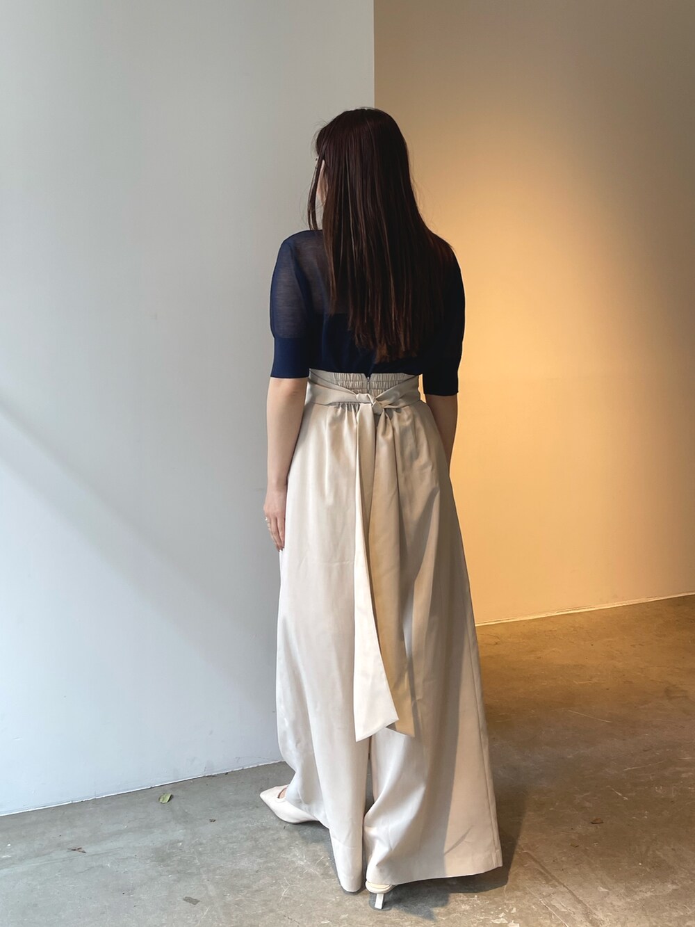 ホワイト系のサンダル、ブルー系のTシャツ/カットソー、ベージュ系のその他パンツを着用したレディースの春コーディネートの4枚目の写真