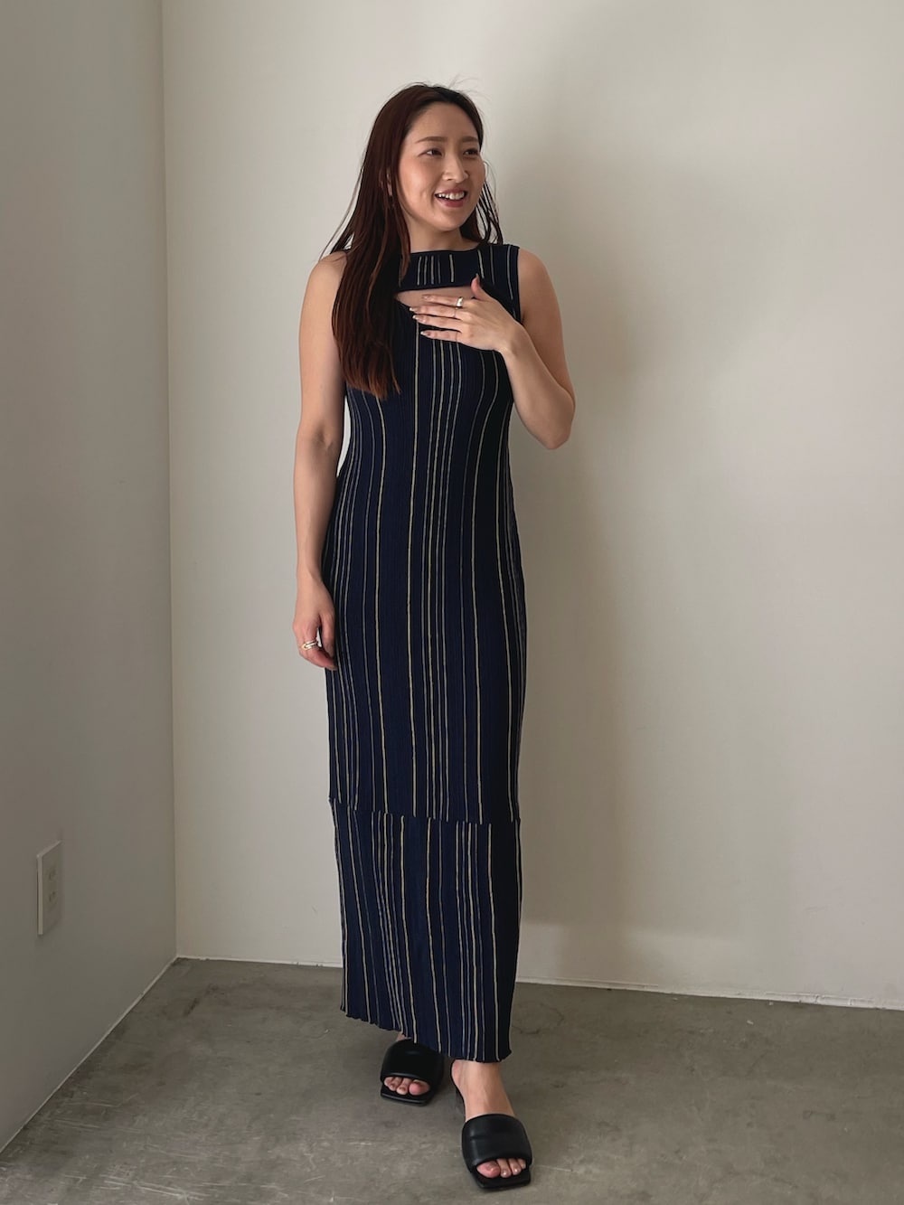 ブラック系のサンダル、ブルー系のワンピースを着用したレディースの春コーディネートの4枚目の写真