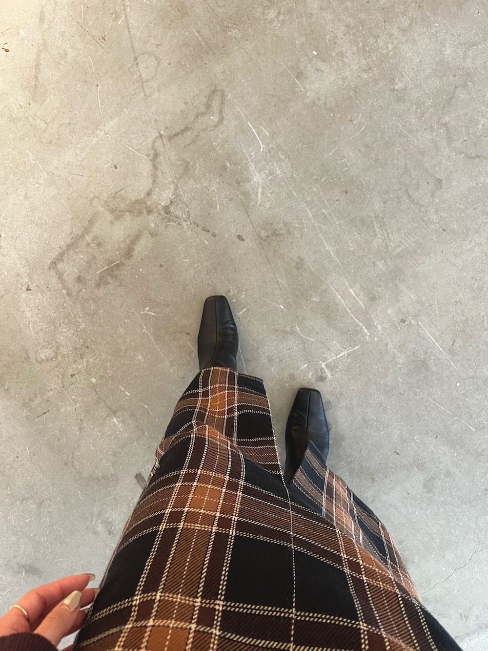 ブラック系のブーツ、ブラウン系のスカート、ブラウン系のニット/セーターを着用したレディースの秋コーディネートの8枚目の写真