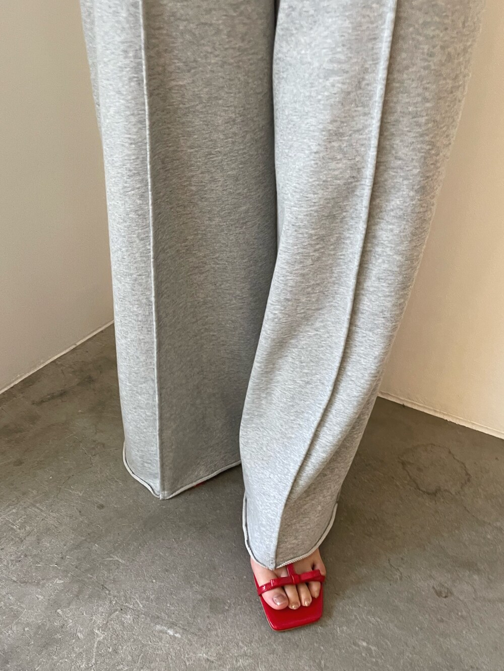 レッド系のサンダル、ホワイト系のシャツ/ブラウス、グレー系のスウェットパンツを着用したレディースの春コーディネートの10枚目の写真