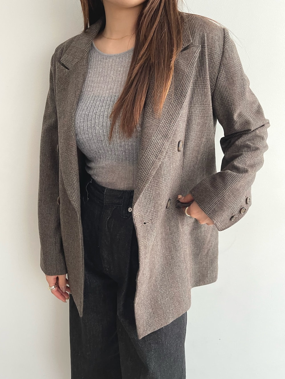 ブラック系のデニムパンツ、グレー系のニット/セーター、ブラウン系のテーラードジャケットを着用したレディースの夏コーディネートの10枚目の写真