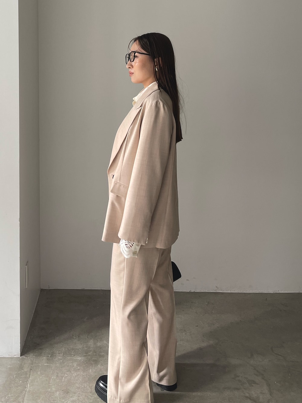 ブラック系のショルダーバッグ、ベージュ系のその他パンツ、ホワイト系のシャツ/ブラウスを着用したレディースの冬コーディネートの5枚目の写真
