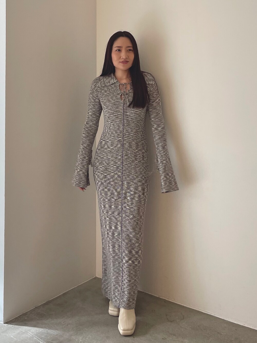 ホワイト系のサンダル、グリーン系のワンピースを着用したレディースの冬コーディネートの2枚目の写真