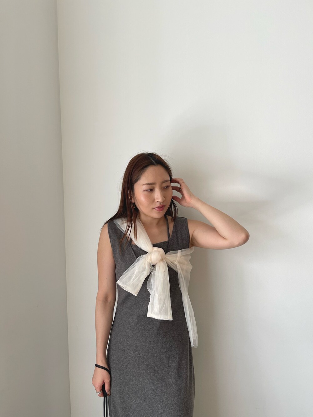 ホワイト系のスニーカー、グレー系のワンピース、ホワイト系のシャツ/ブラウスを着用したレディースの春コーディネートの7枚目の写真