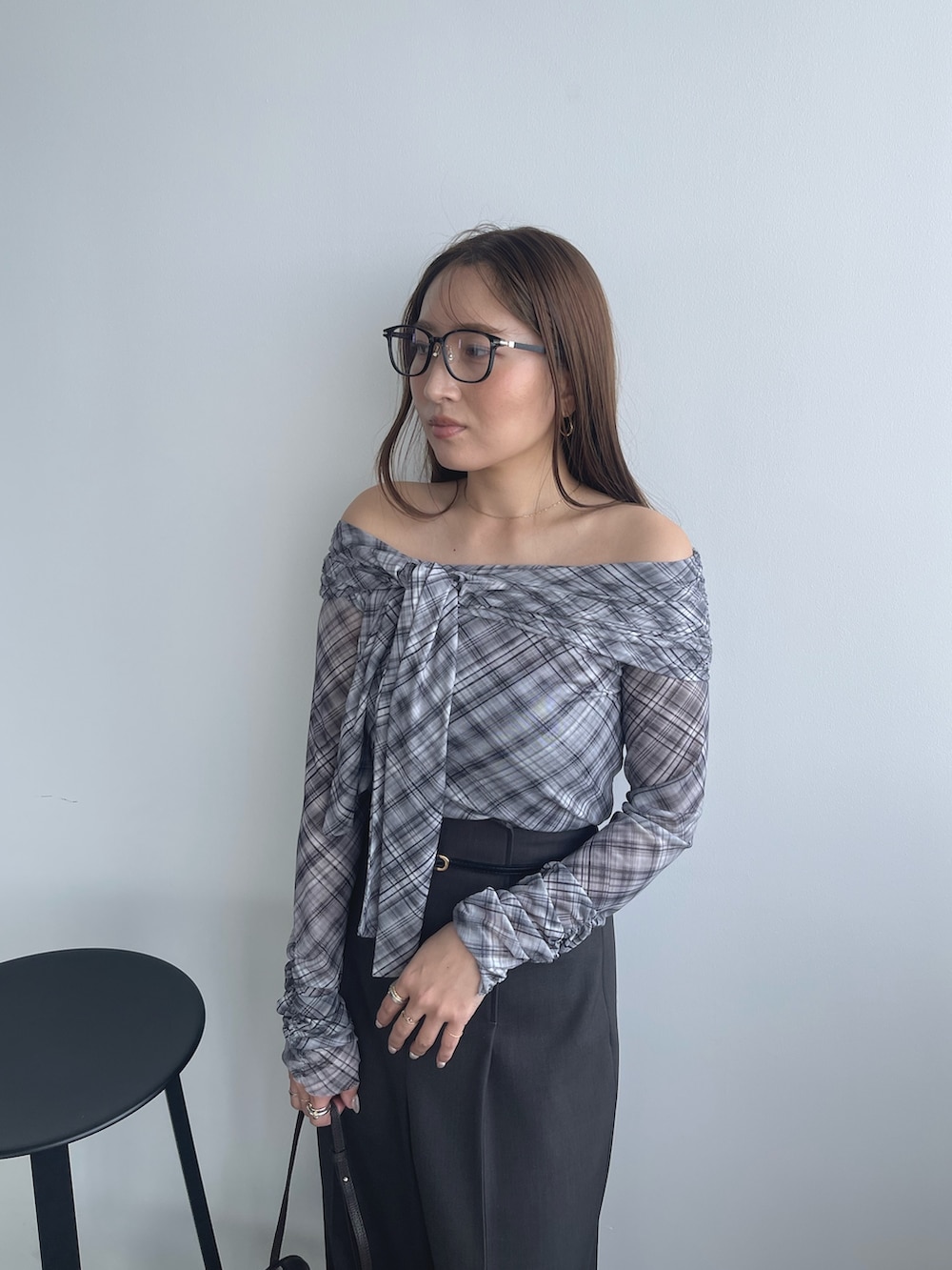 グレー系のシャツ/ブラウス、グレー系のその他パンツを着用したレディースの冬コーディネートの6枚目の写真