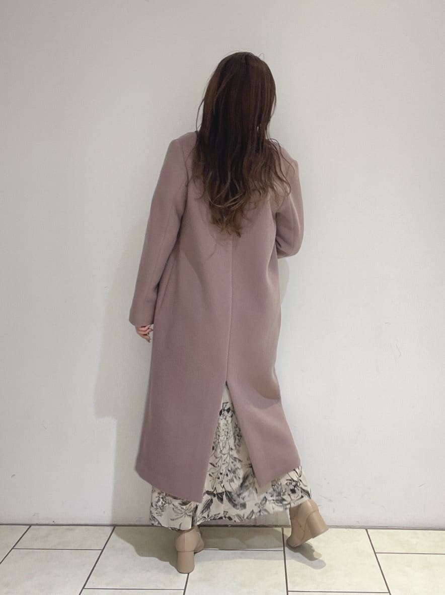 ベージュ系のスカート、ベージュ系のスカート、ベージュ系のブーツを着用したレディースの秋コーディネートの5枚目の写真