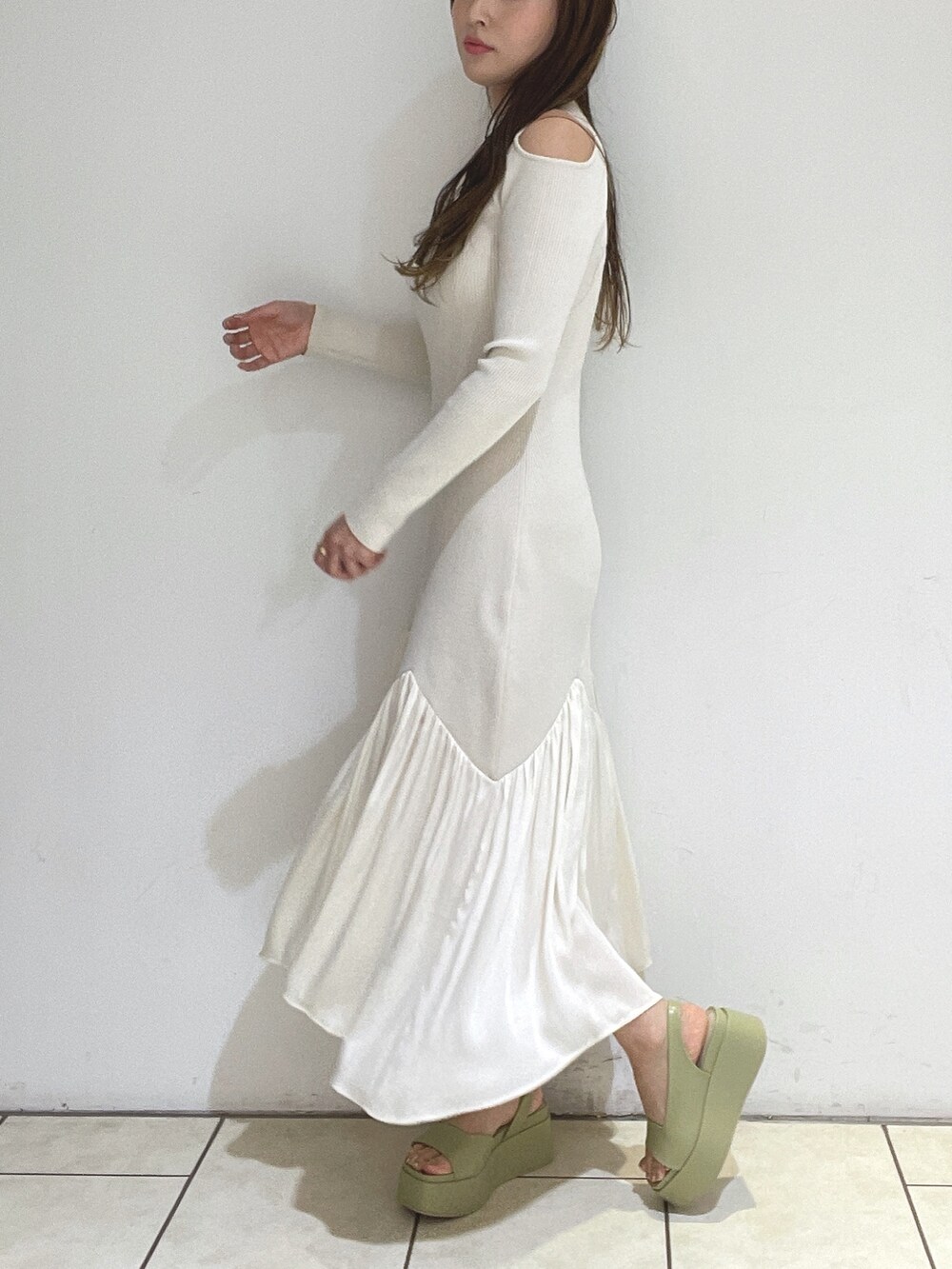 ホワイト系のワンピース、ベージュ系のサンダルを着用したレディースの冬コーディネートの4枚目の写真